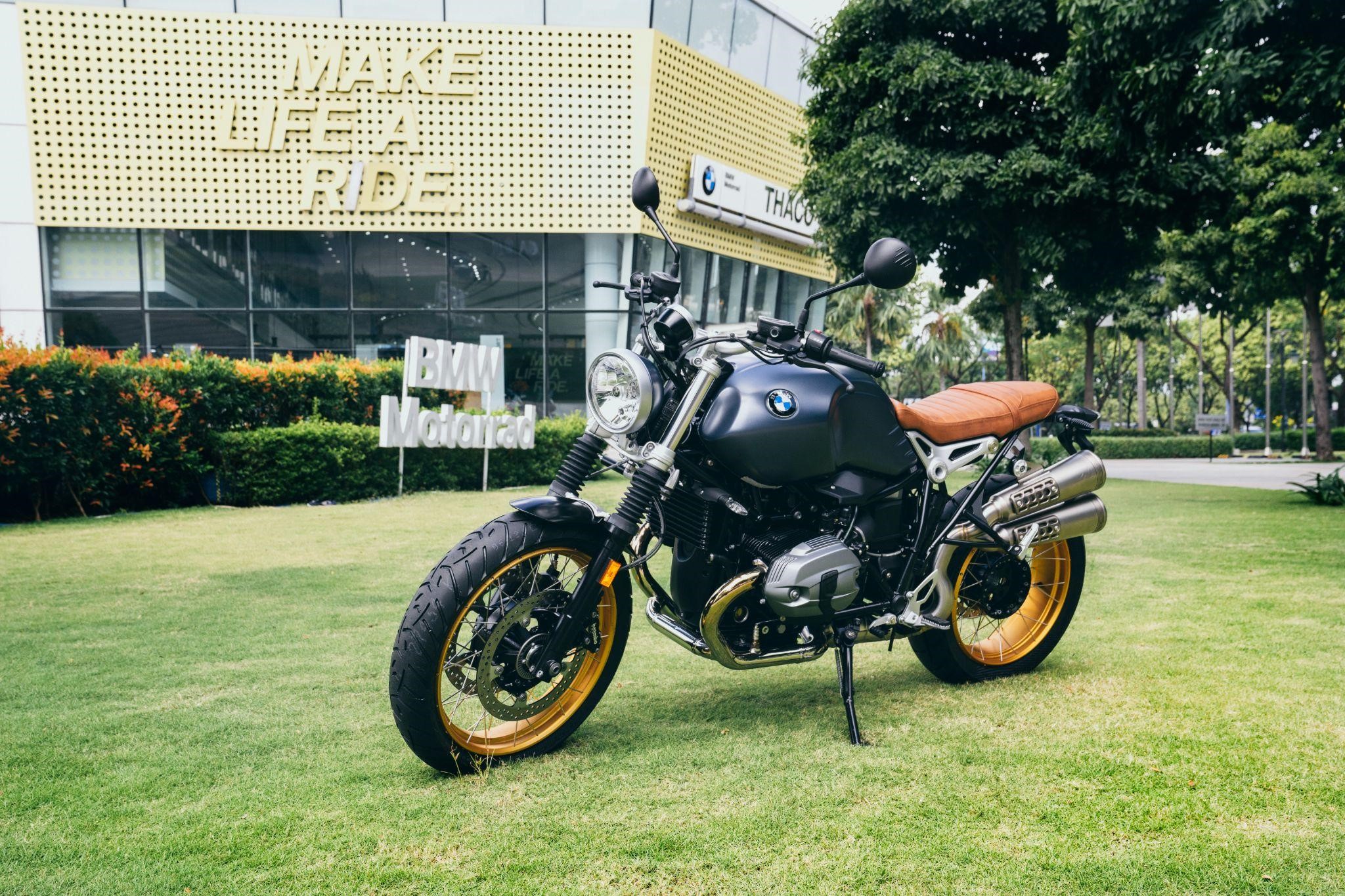 Cận cảnh BMW R NineT Scrambler mâm căm vàng