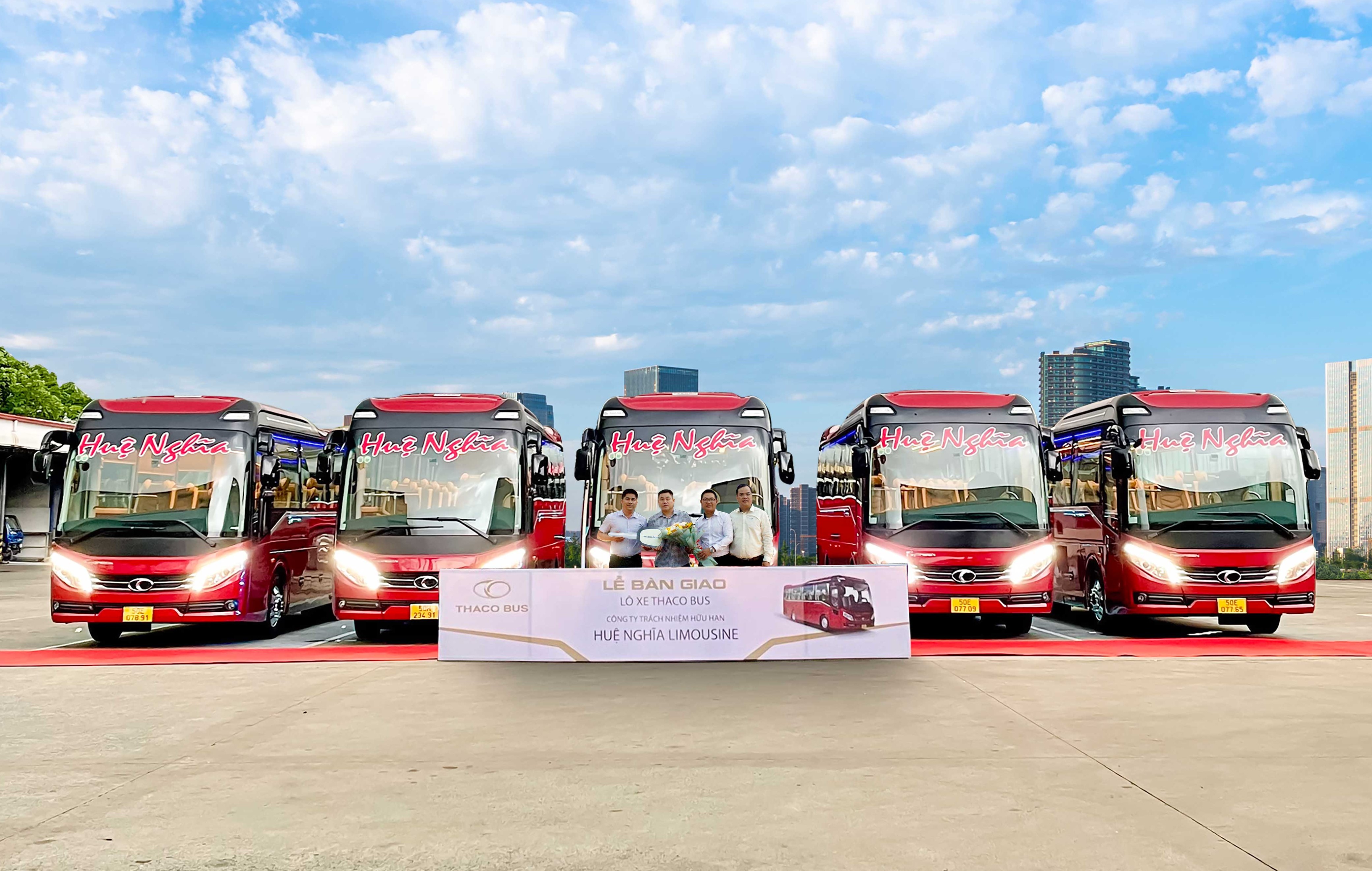 THACO AUTO Tây Nam - Hồ Chí Minh bàn giao lô 16 xe bus cho Công Ty Huệ Nghĩa